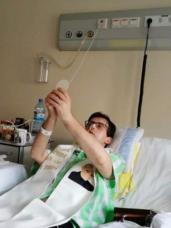Falece jovem com câncer terminal ordenado sacerdote em cama de hospital