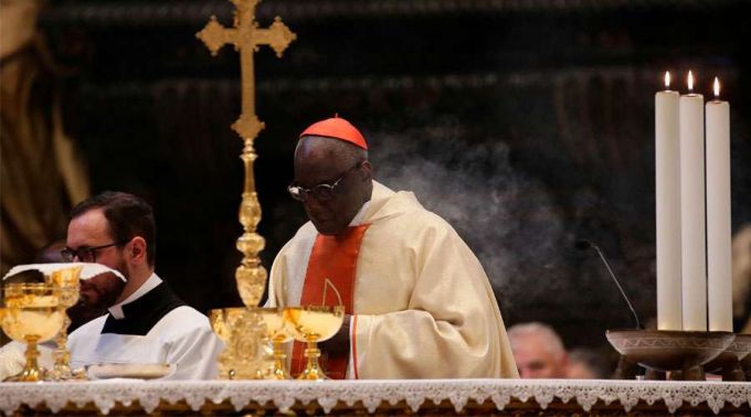 No altar, o sacerdote é verdadeiramente Cristo, afirma Cardeal Sarah