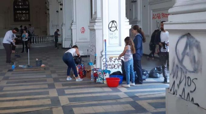 Fiéis se unem para limpar igreja atacada e saqueada no Chile