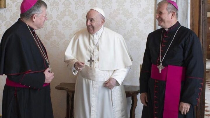 VICE-PRESIDENTES DA CNBB SÃO RECEBIDOS PELO PAPA FRANCISCO NO VATICANO