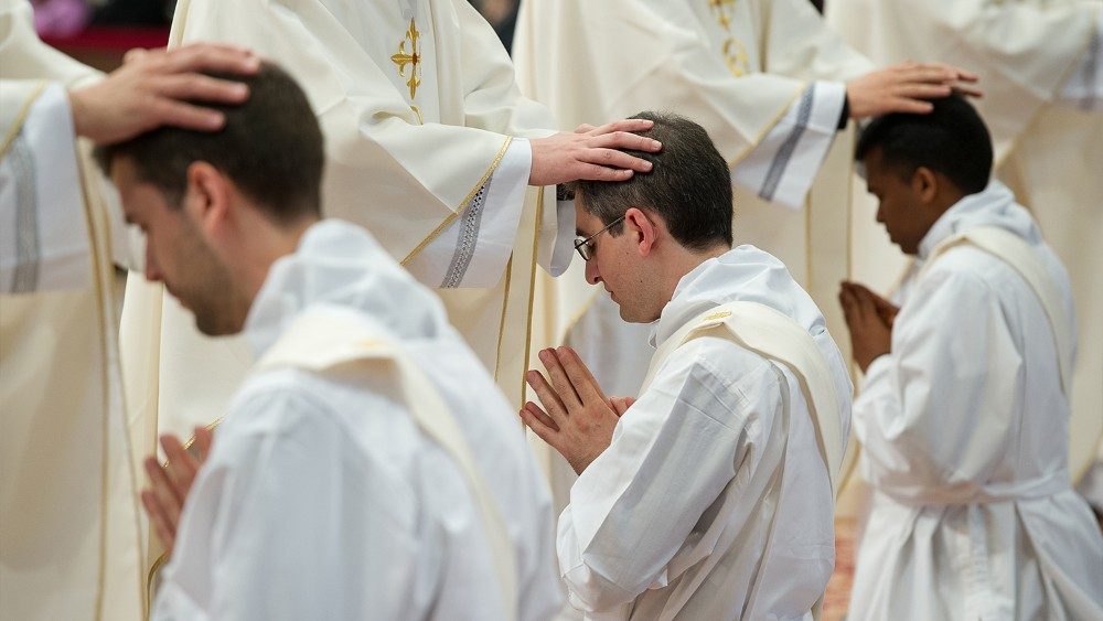 Sacerdócio, o Papa abrirá um simpósio no Vaticano sobre celibato, vocações e tradição