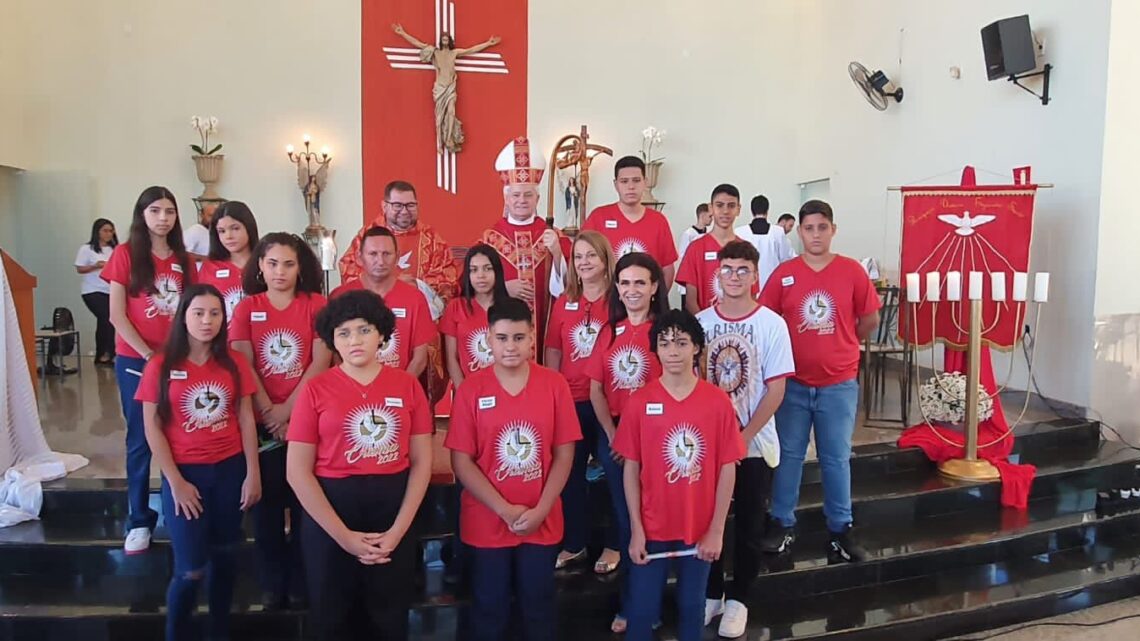 Jovens são confirmados na fé em Missa presidida por Dom Vilar