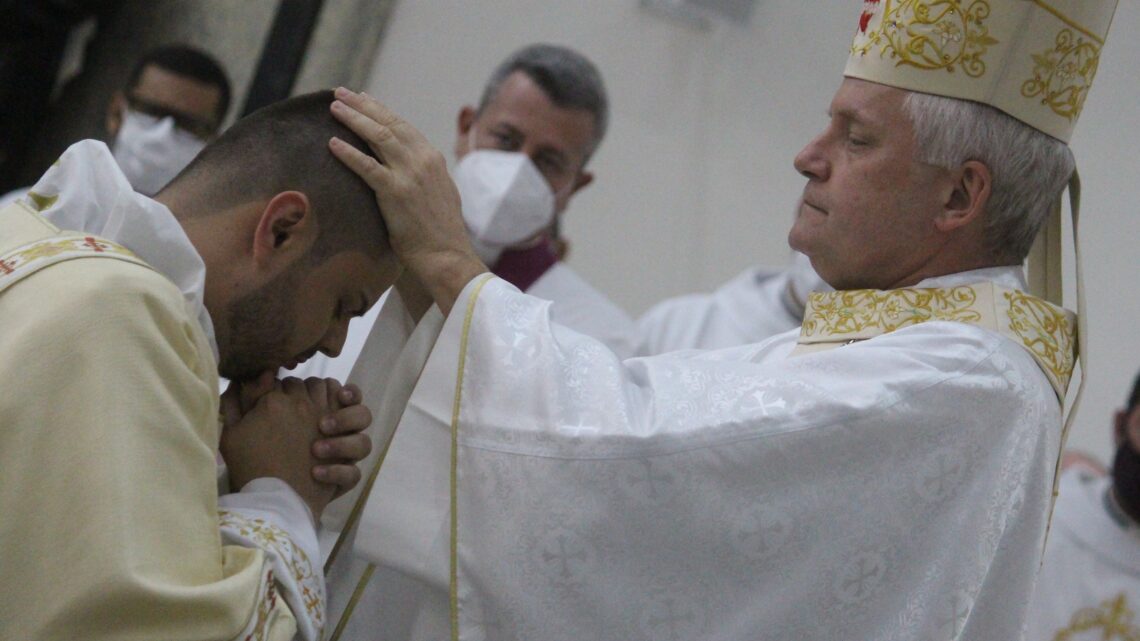 Igreja ganha um novo padre: Paulo Henrique Castro é ordenado