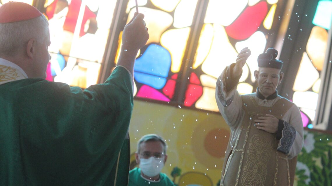 Canonizado no coração do povo, Padre Donizetti tem relíquia entronizada na Catedral de São José do Rio Preto